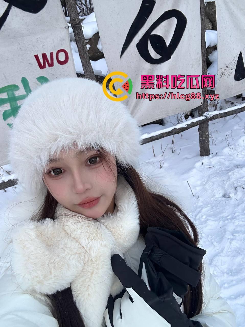 新疆阿勒泰滑雪场福利姬比基尼滑雪,奶腩抖臀浪成冰,福利婊变雪地鸡,胖次冻逼要风度不要命!-1