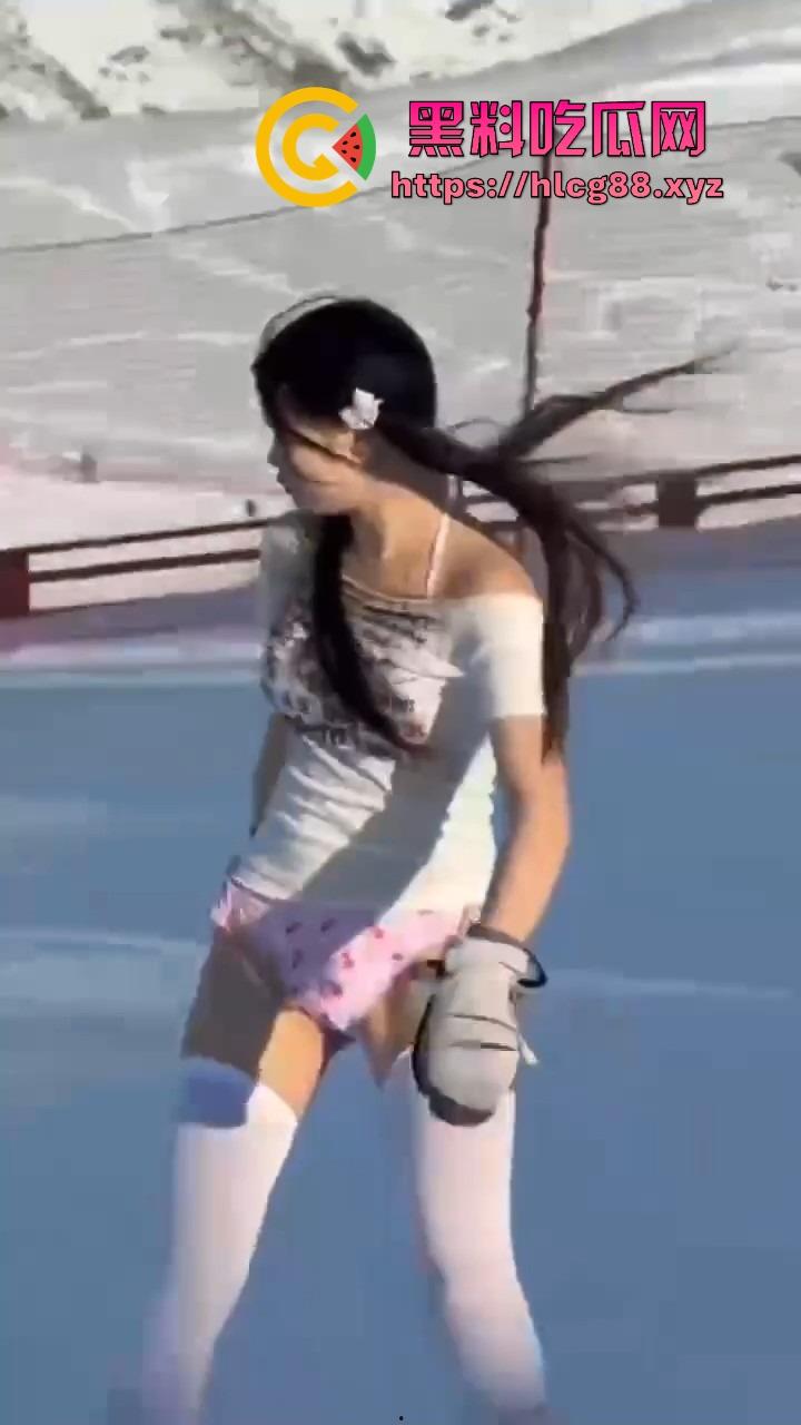 新疆阿勒泰滑雪场福利姬比基尼滑雪,奶腩抖臀浪成冰,福利婊变雪地鸡,胖次冻逼要风度不要命!-7