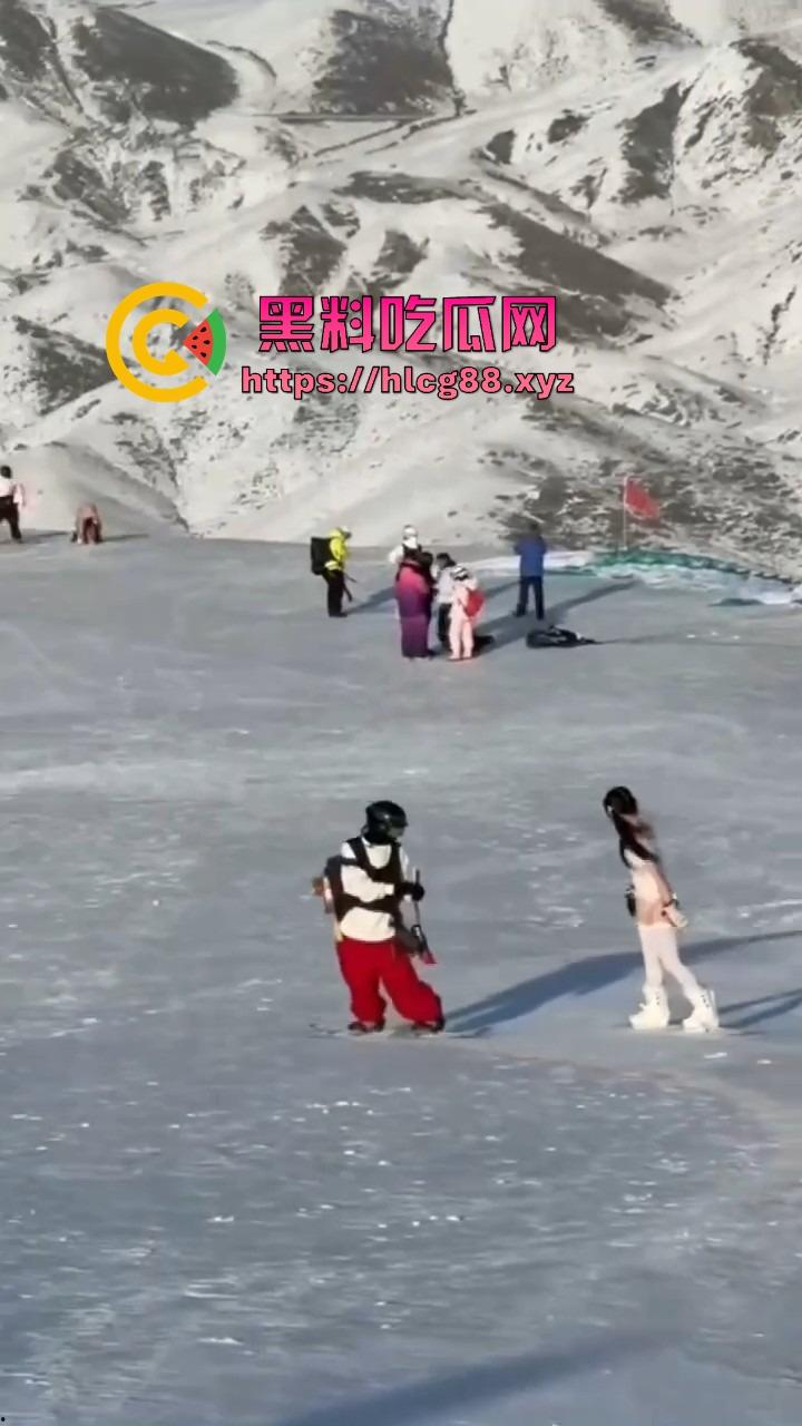 新疆阿勒泰滑雪场福利姬比基尼滑雪,奶腩抖臀浪成冰,福利婊变雪地鸡,胖次冻逼要风度不要命!-9