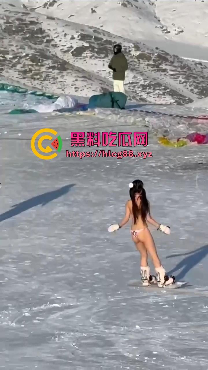 新疆阿勒泰滑雪场福利姬比基尼滑雪,奶腩抖臀浪成冰,福利婊变雪地鸡,胖次冻逼要风度不要命!-14
