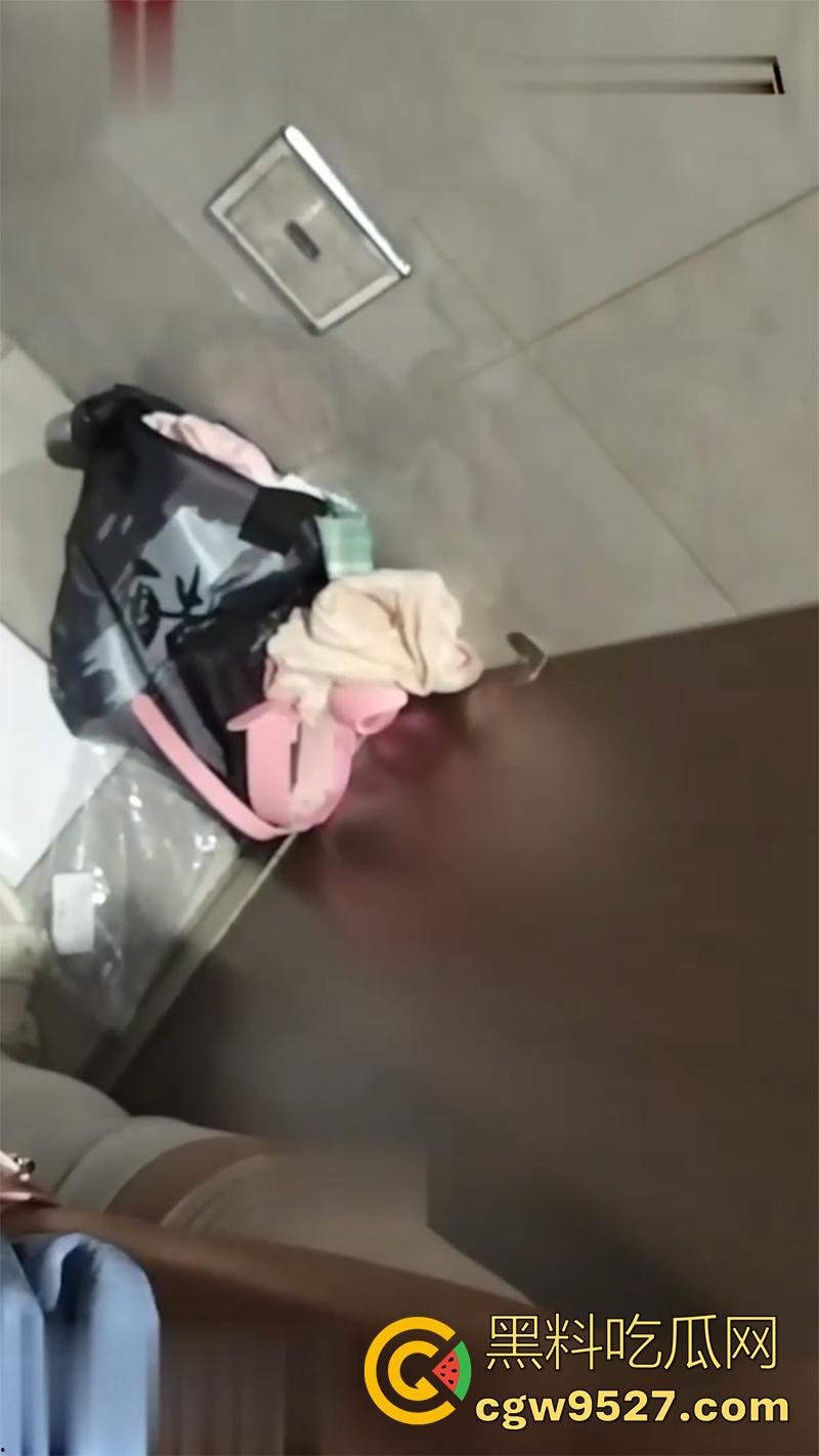 山东省艺小美女【曹羽萌】,身材超棒的性感舞蹈生,却在则所里面口交做爱,给男朋友跳裸舞!-4