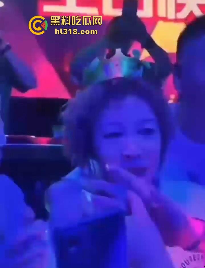 此乃吾辈楷模,年轻小伙面对极品富婆,不惜出卖肉体,有些钱啊就该他赚,这都能啃下去!-4