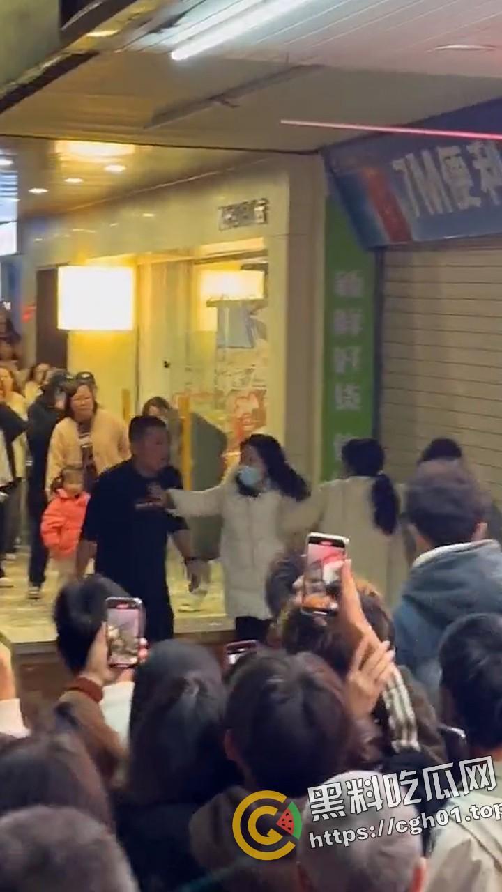 汕头潮阳东山公园 女子出轨被老公发现来捉奸 第三者藏在店里不出来 炸裂现场-3