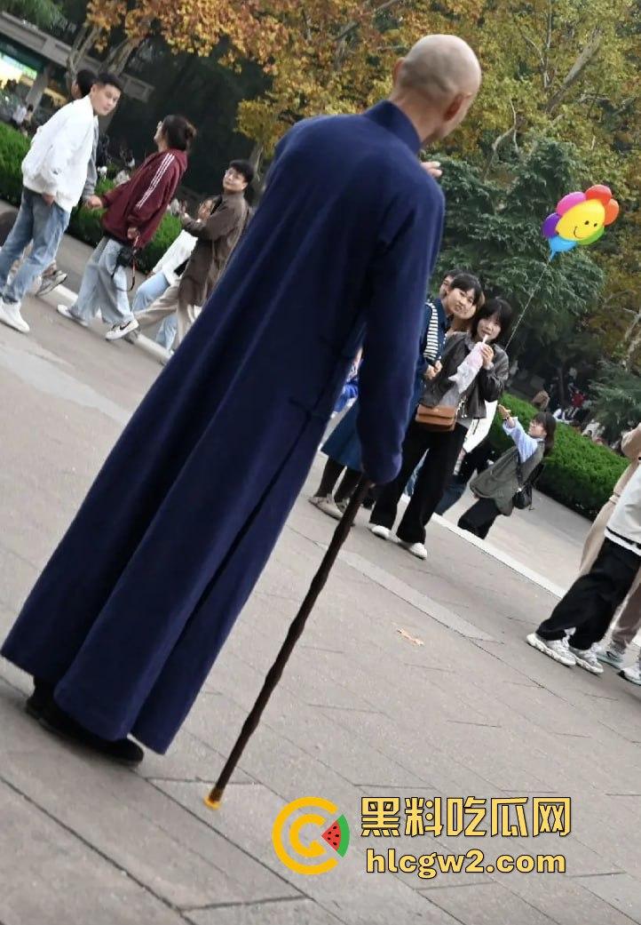 『蒋中正』复活在南京中山陵?男子COS得煞有其事,警察一来扭头就跑,黄埔精神呢?-2