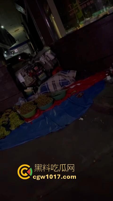 深夜摆摊过夜水果摊主街头做爱,路边铺张被子一盖跟老伴做爱,性欲也是够强的呀,小心点射,别把精液射水果上卖出去!-4