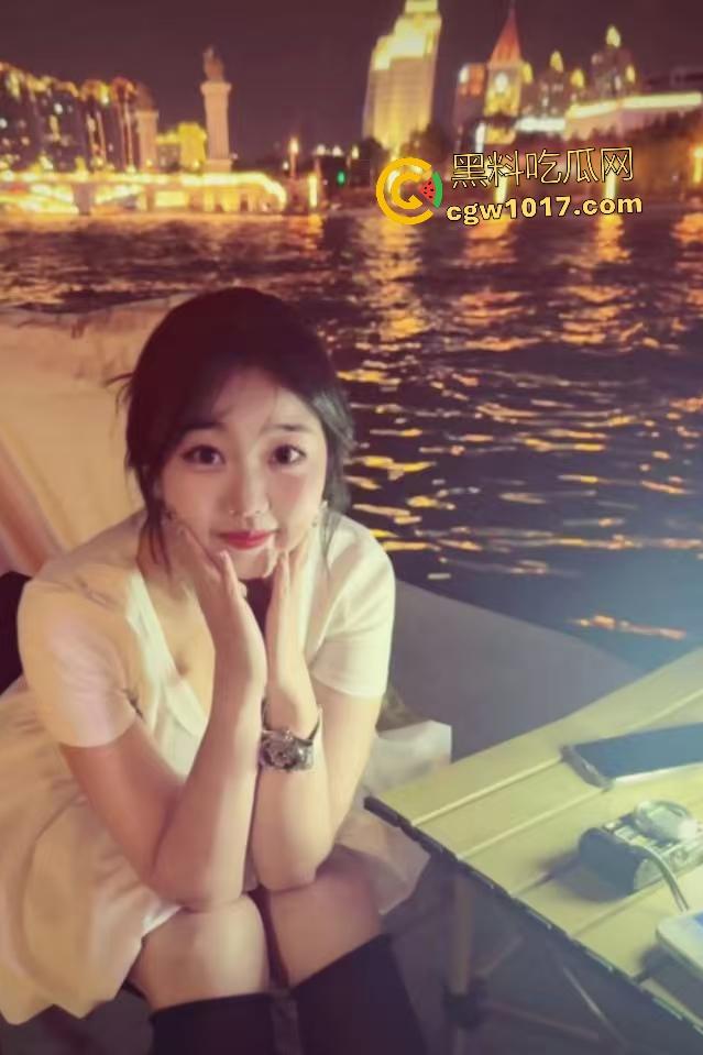 自家极品女友貌美如花却是反差婊,姨妈刚走被后入大屁股,绿帽视角卵蛋甩到逼上爽爆,骑乘张开肥臀如巨物!-1