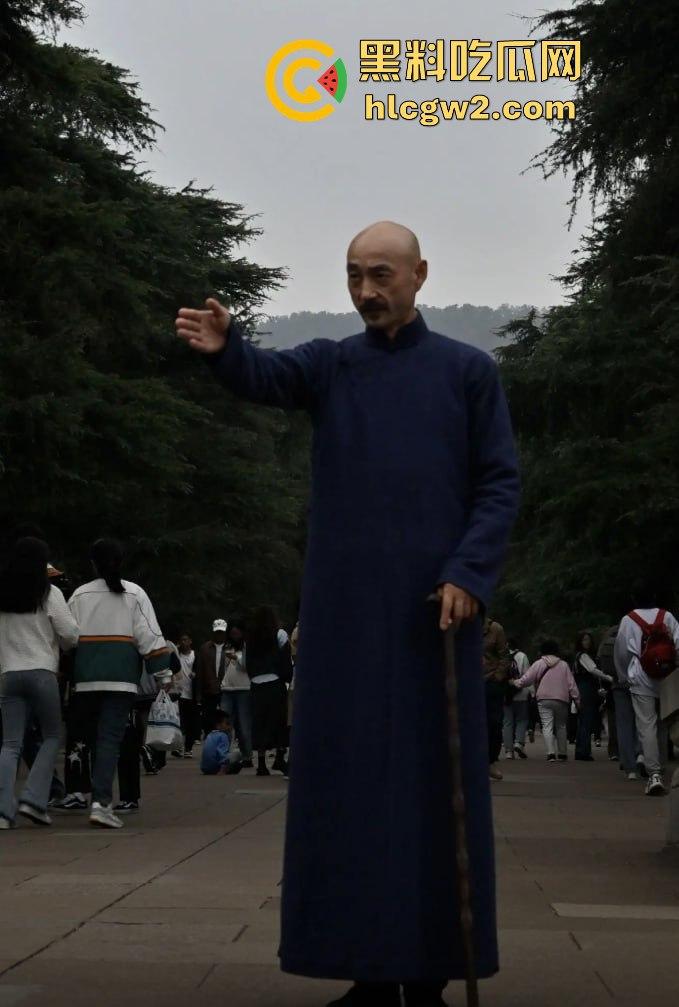 『蒋中正』复活在南京中山陵?男子COS得煞有其事,警察一来扭头就跑,黄埔精神呢?-4
