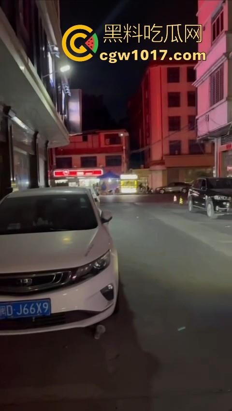 深夜摆摊过夜水果摊主街头做爱,路边铺张被子一盖跟老伴做爱,性欲也是够强的呀,小心点射,别把精液射水果上卖出去!-6