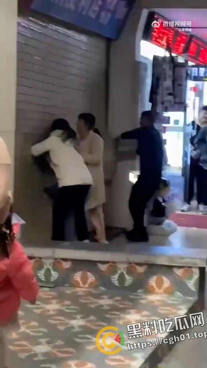 汕头潮阳东山公园 女子出轨被老公发现来捉奸 第三者藏在店里不出来 炸裂现场-7