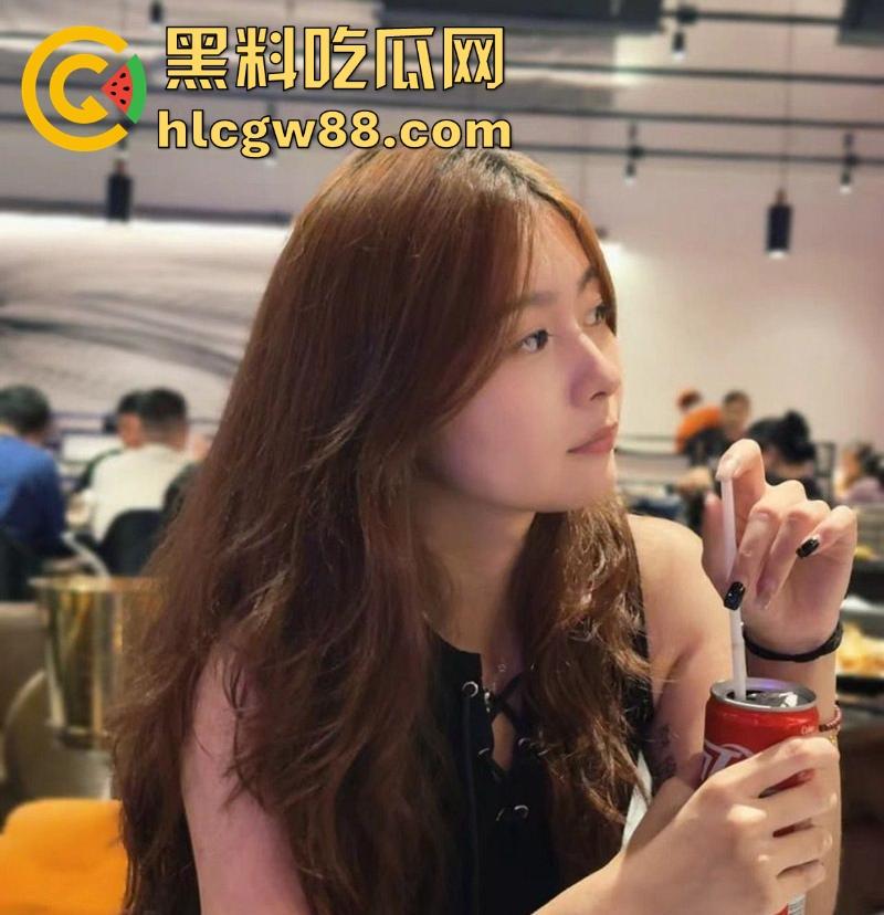 重庆高颜值反差女大【林瑶】跟男友性爱视频泄漏 开档黑丝上位骑乘疯狂摇晃 深情口交眼神都在拉丝-1