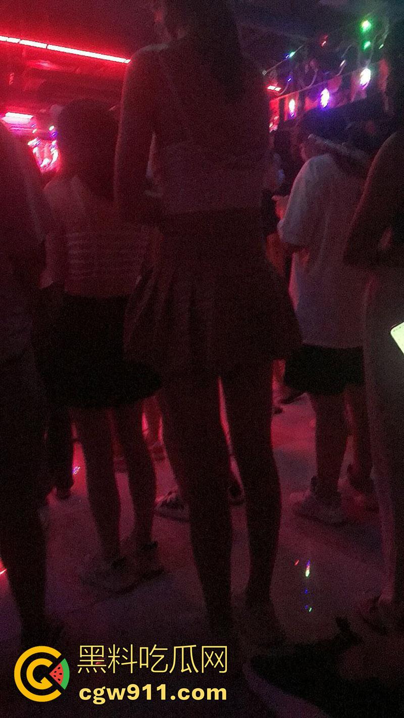 十元三曲随便摸，男人的天堂砂舞厅偷拍合集，关灯后淫乱抓奶抠逼摸屌，加钱还能打站桩，极品美女和嫩妹随便玩！-2