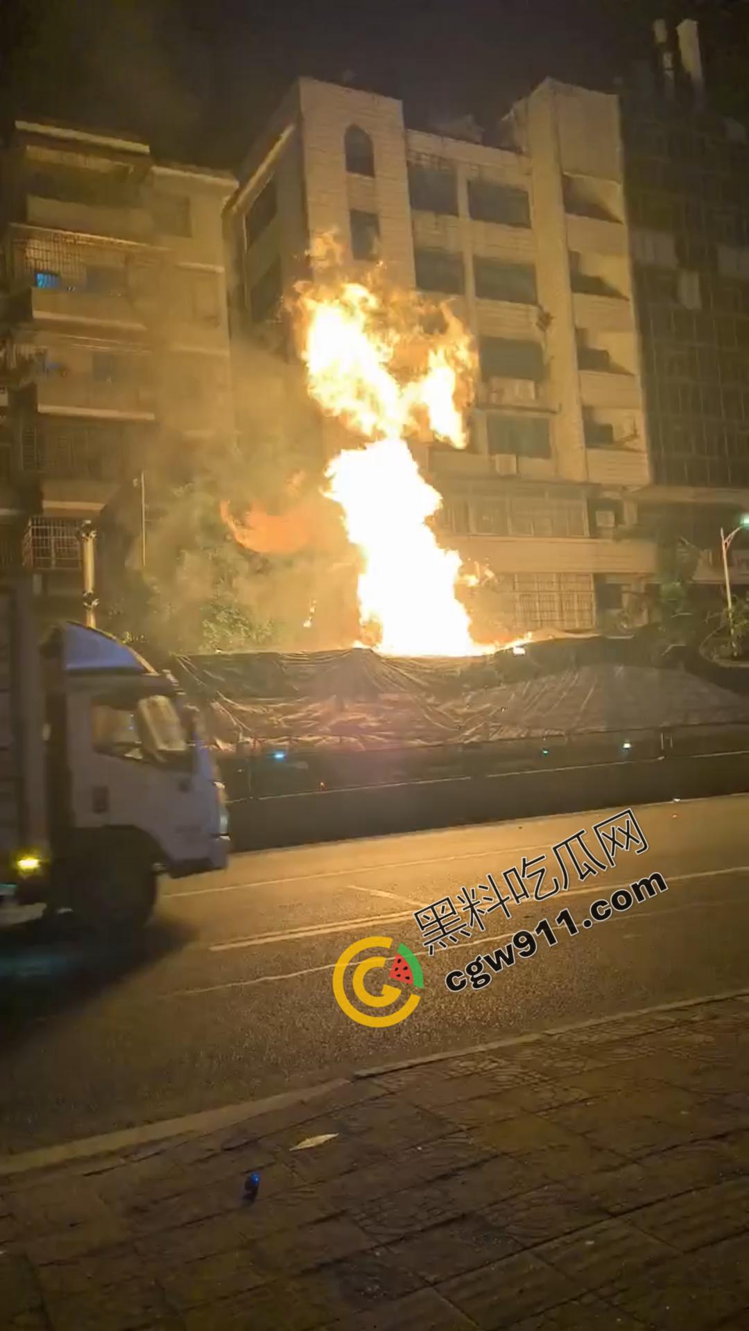 广州白云区货车爆炸险酿惨剧!滔滔大火,硝烟弥漫,爆破连连,现场独有的耀眼与震撼,不容错过-1
