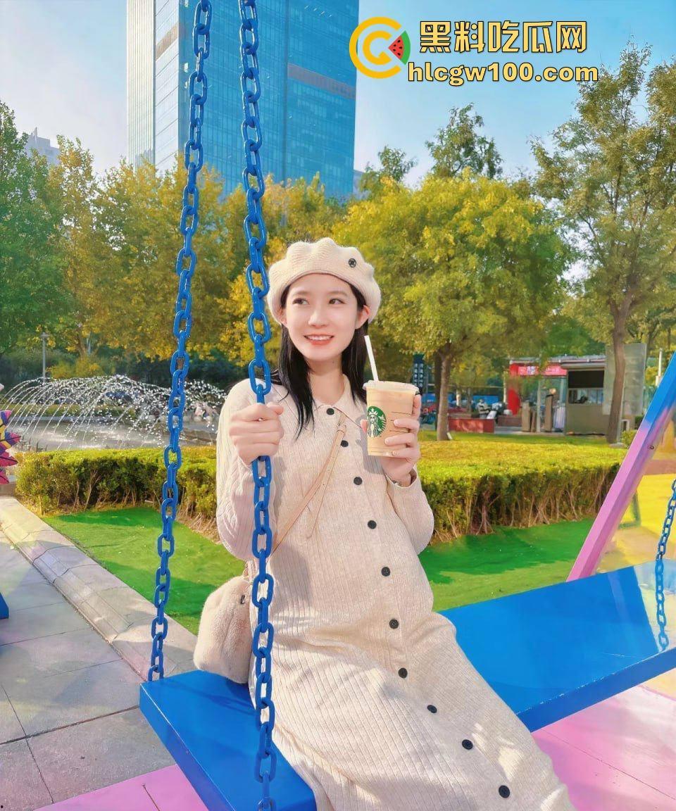 小红书【露露呀】怀孕前骚浪视频流出,镜头前全是骚货操作,老公看了怕是得怀疑人生,这系列小红书永远见不到!-1