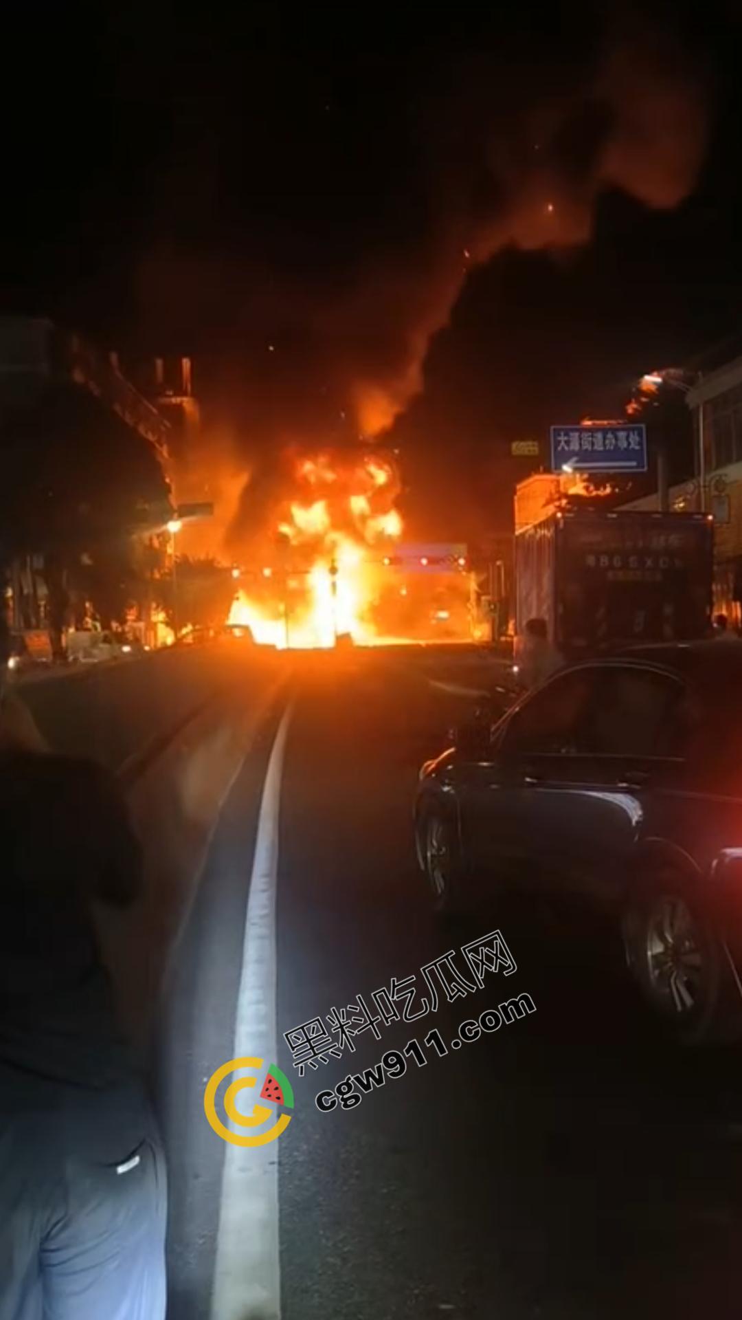 广州白云区货车爆炸险酿惨剧!滔滔大火,硝烟弥漫,爆破连连,现场独有的耀眼与震撼,不容错过-3