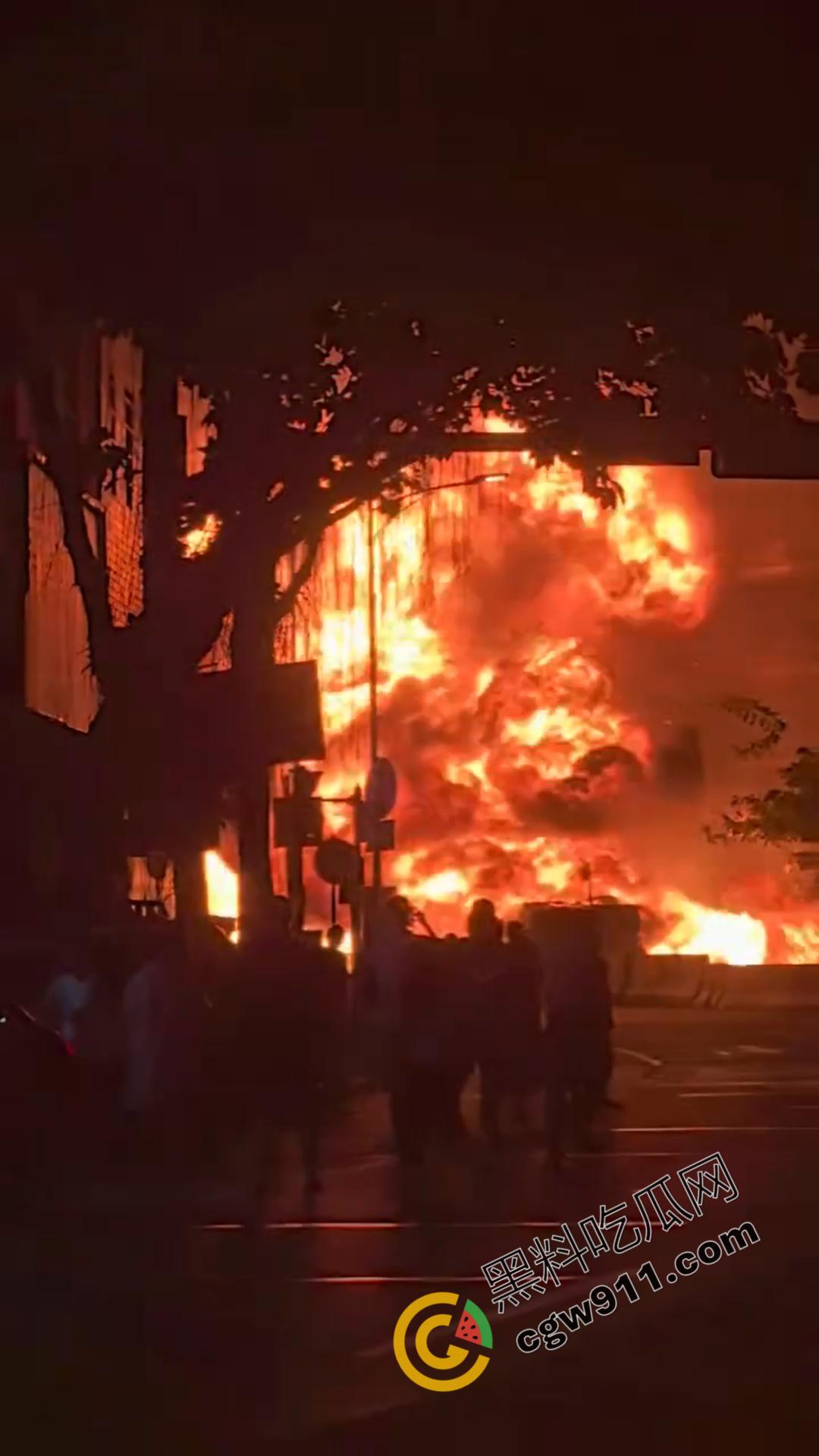 广州白云区货车爆炸险酿惨剧!滔滔大火,硝烟弥漫,爆破连连,现场独有的耀眼与震撼,不容错过-6