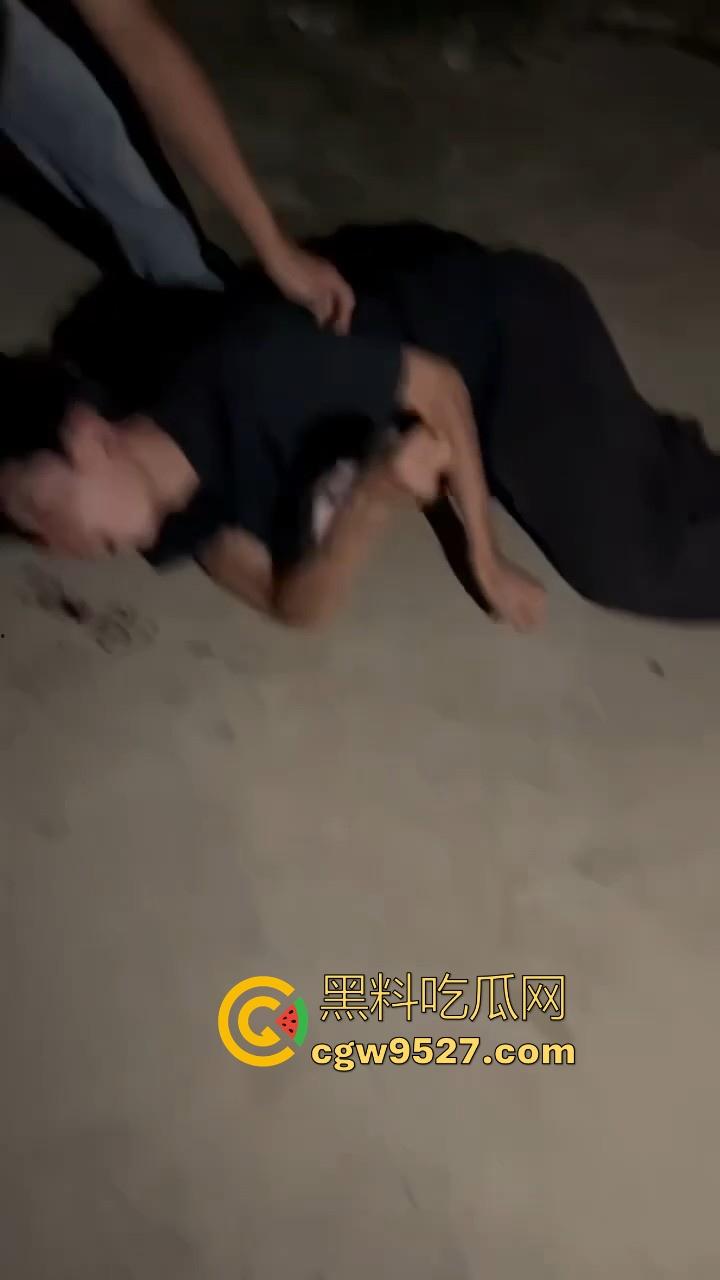 广西精神小伙1v1格斗单挑,互相推搡你一拳我一拳,最终酿成大祸,黑衣小伙倒地吐血抽搐,可把他们吓坏了!-1