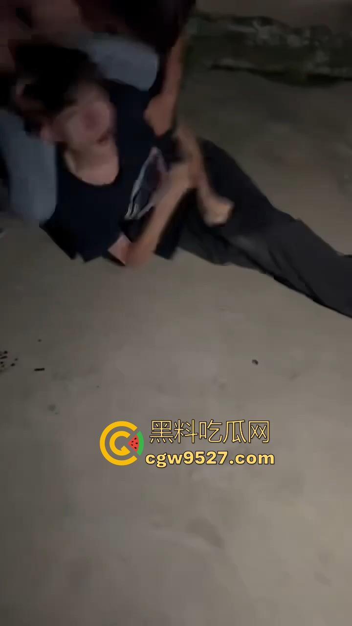 广西精神小伙1v1格斗单挑,互相推搡你一拳我一拳,最终酿成大祸,黑衣小伙倒地吐血抽搐,可把他们吓坏了!-2