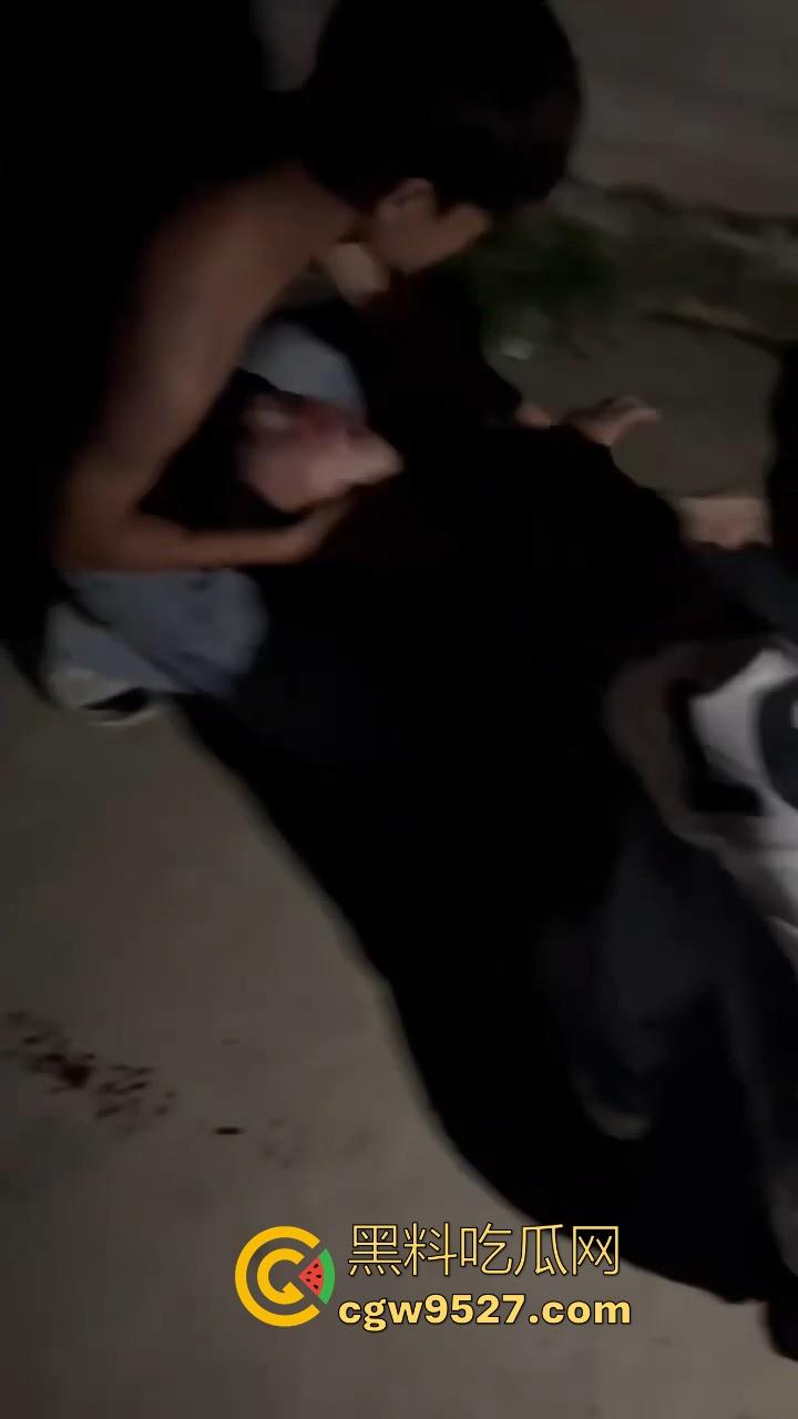 广西精神小伙1v1格斗单挑,互相推搡你一拳我一拳,最终酿成大祸,黑衣小伙倒地吐血抽搐,可把他们吓坏了!-3