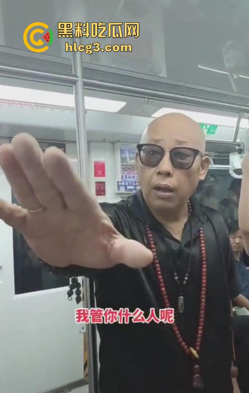 小伙脸伸过来我打一巴掌给你2万!江苏南京一位光头老汉地铁上强行让小伙子让座!-2