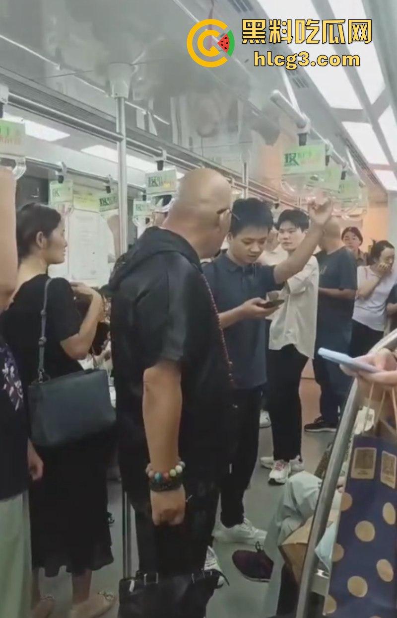 小伙脸伸过来我打一巴掌给你2万!江苏南京一位光头老汉地铁上强行让小伙子让座!-4