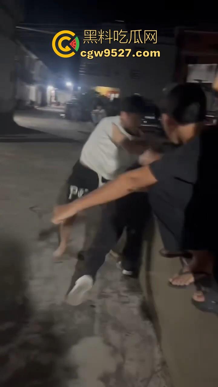 广西精神小伙1v1格斗单挑,互相推搡你一拳我一拳,最终酿成大祸,黑衣小伙倒地吐血抽搐,可把他们吓坏了!-7