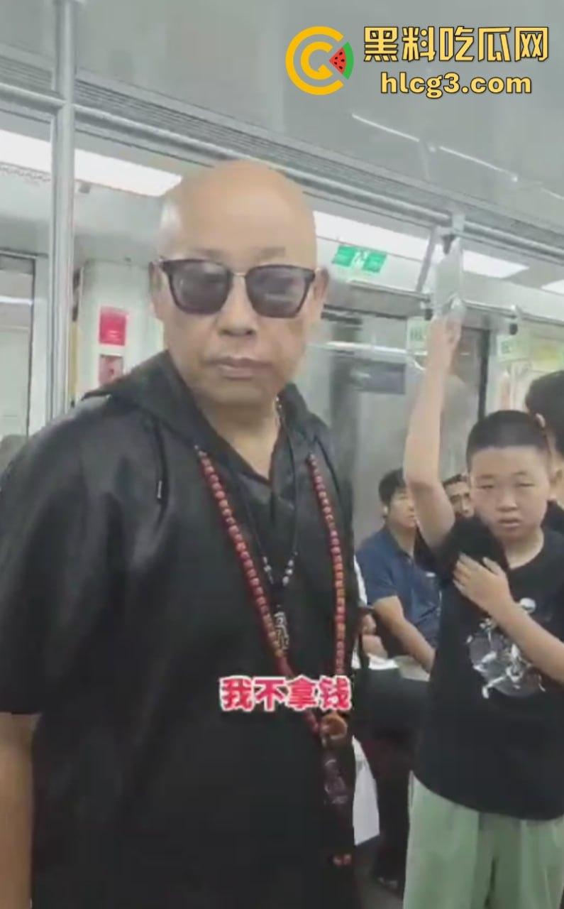 小伙脸伸过来我打一巴掌给你2万!江苏南京一位光头老汉地铁上强行让小伙子让座!-6