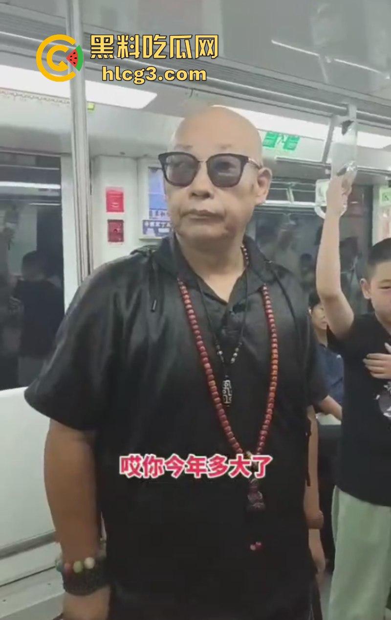 小伙脸伸过来我打一巴掌给你2万!江苏南京一位光头老汉地铁上强行让小伙子让座!-8