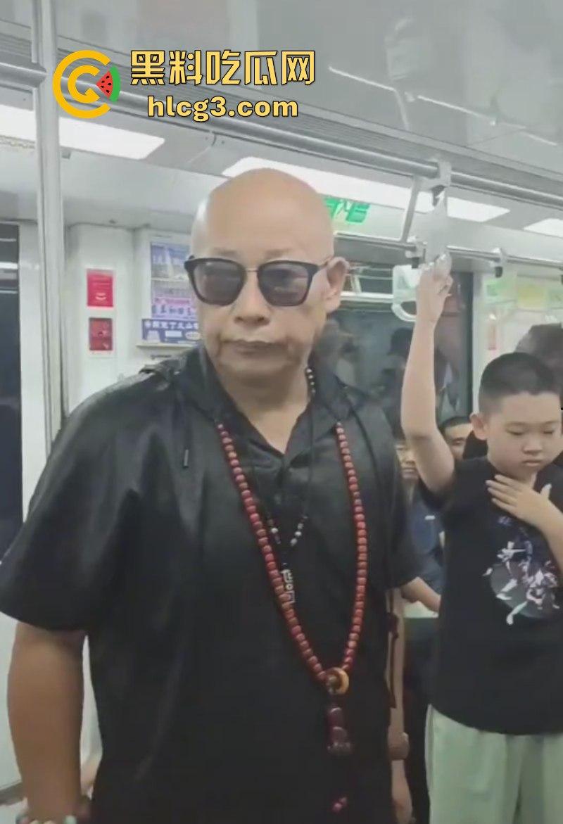 小伙脸伸过来我打一巴掌给你2万!江苏南京一位光头老汉地铁上强行让小伙子让座!-9