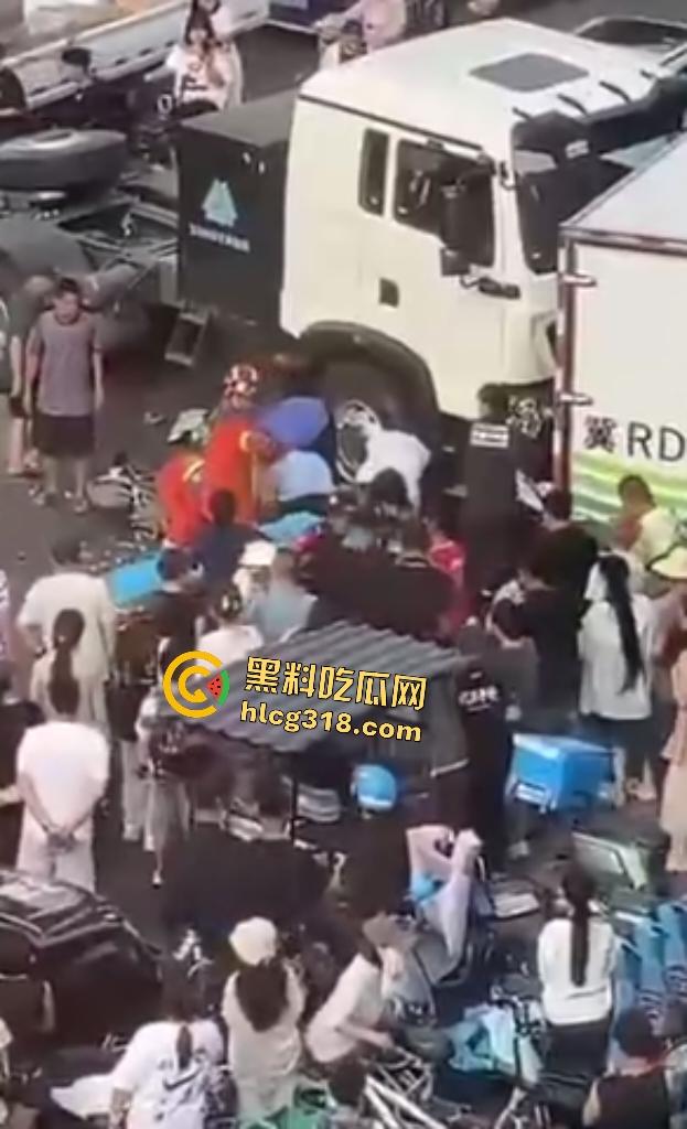 天津蓟州文昌街货车横冲直撞飞来横祸,电动车两死两伤,人被卡在两汽车中间,直接变成人肉饼干!-8