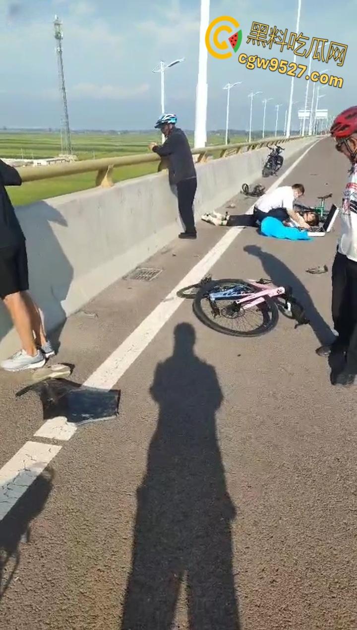 骑行作死实录,俩傻帽高架逆袭大货,人车飞天爆浆,司机溜号变逃逸,裤衩赔穿还敢骑?-7