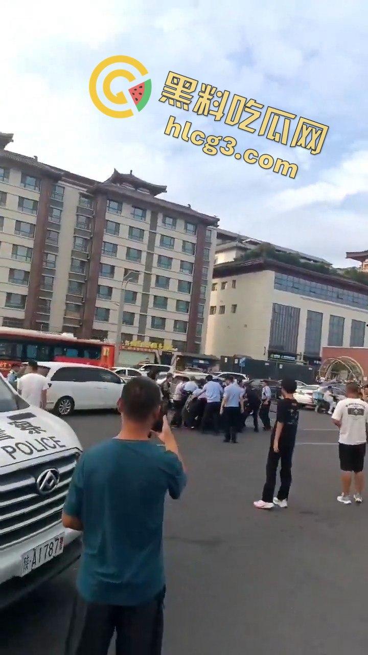 西安大雁塔景区菜刀小伙与警察激烈交火,惊心动魄现场引爆网络!-3