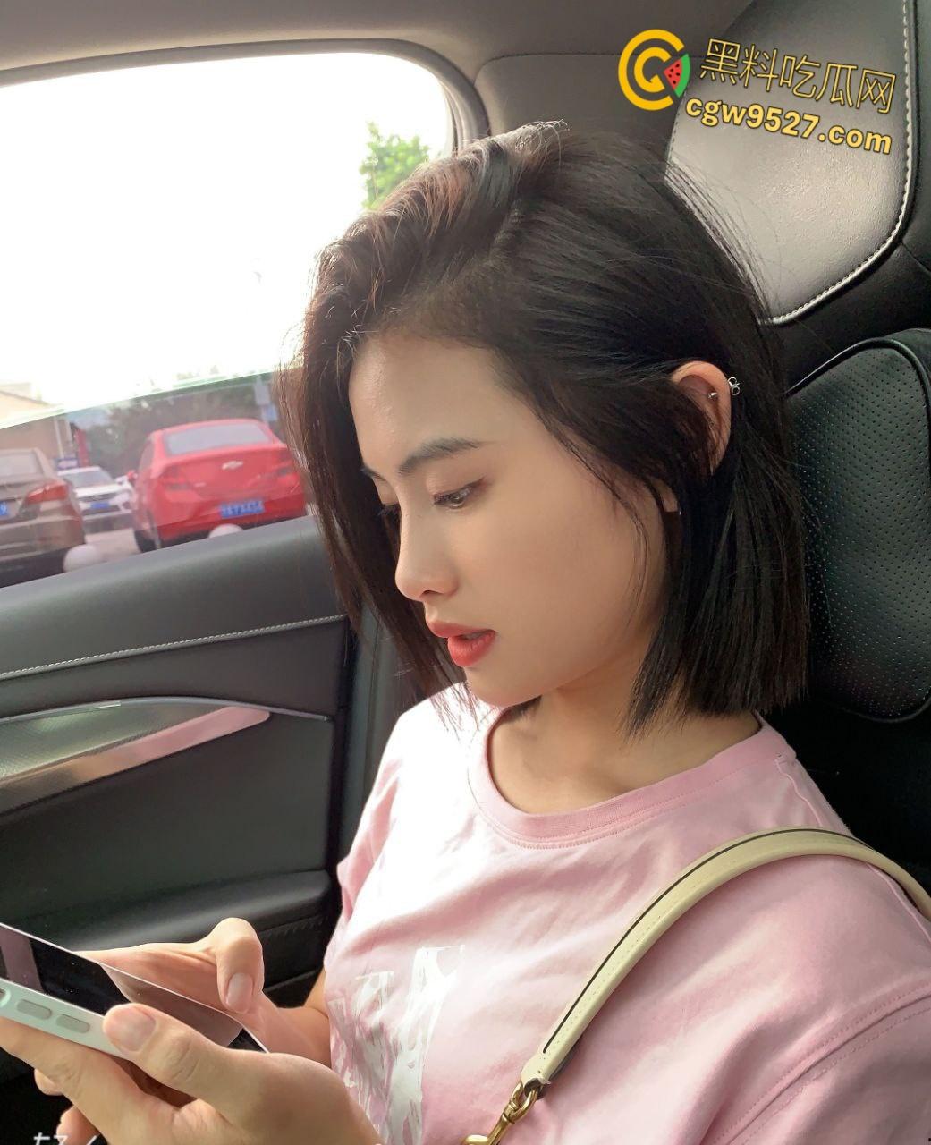 重庆高颜值女友【于意婷】,甜美可爱讲着重庆方言,穿着诱人情趣内衣,被又小又短的无能男友糟蹋了!-1