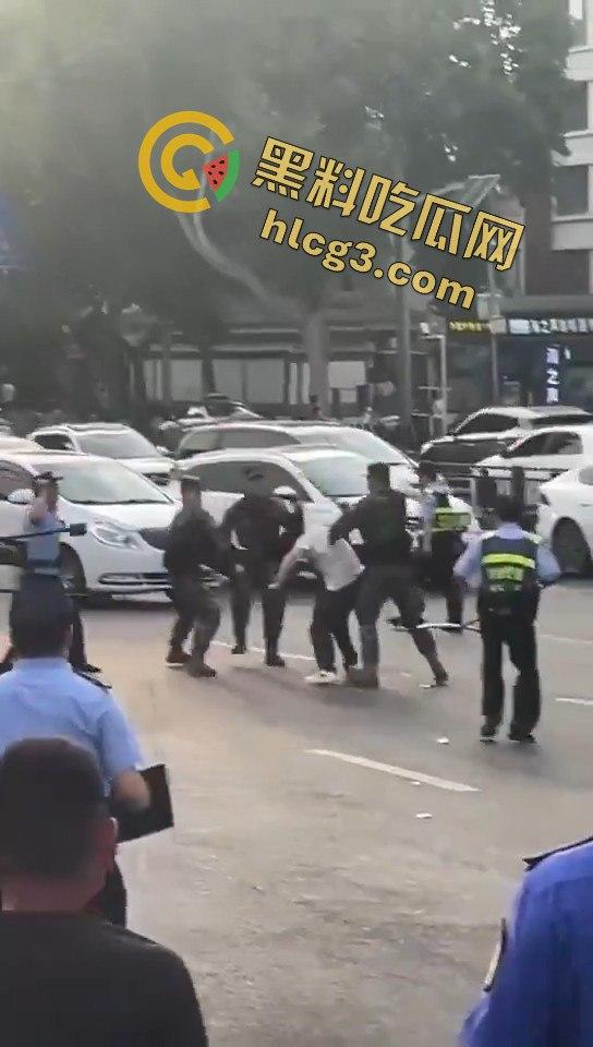 西安大雁塔景区菜刀小伙与警察激烈交火,惊心动魄现场引爆网络!-5