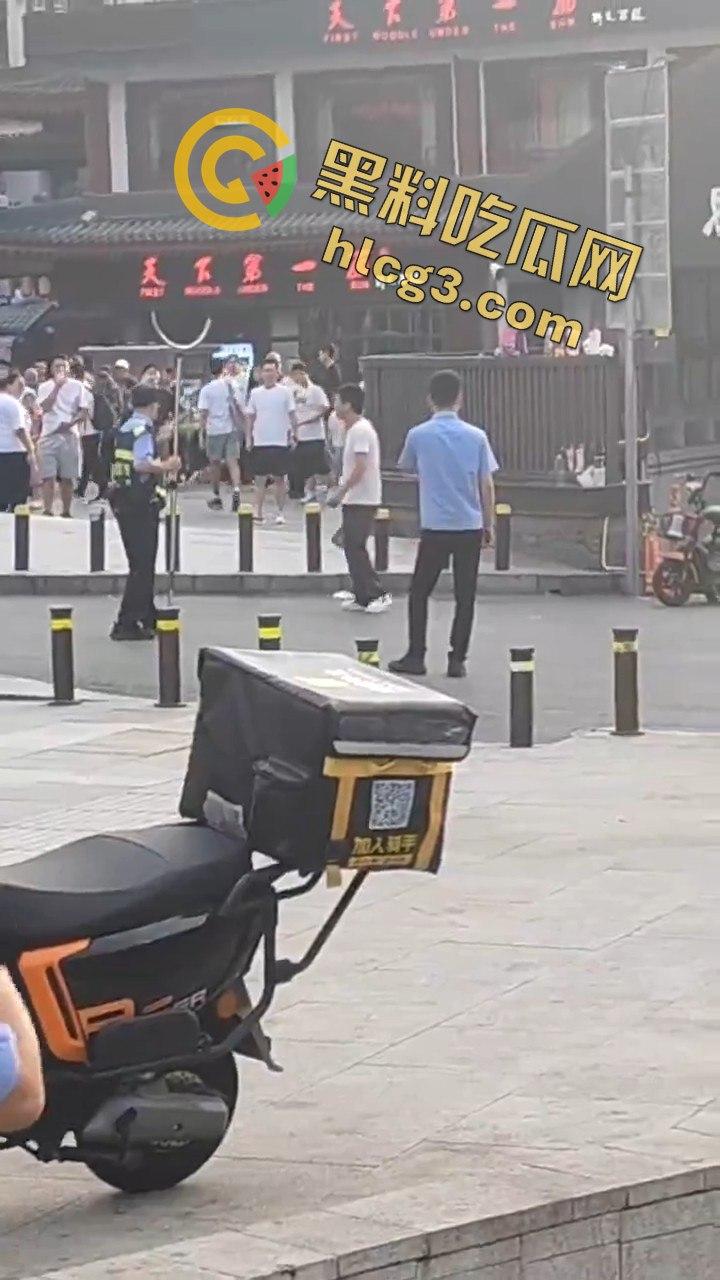 西安大雁塔景区菜刀小伙与警察激烈交火,惊心动魄现场引爆网络!-7