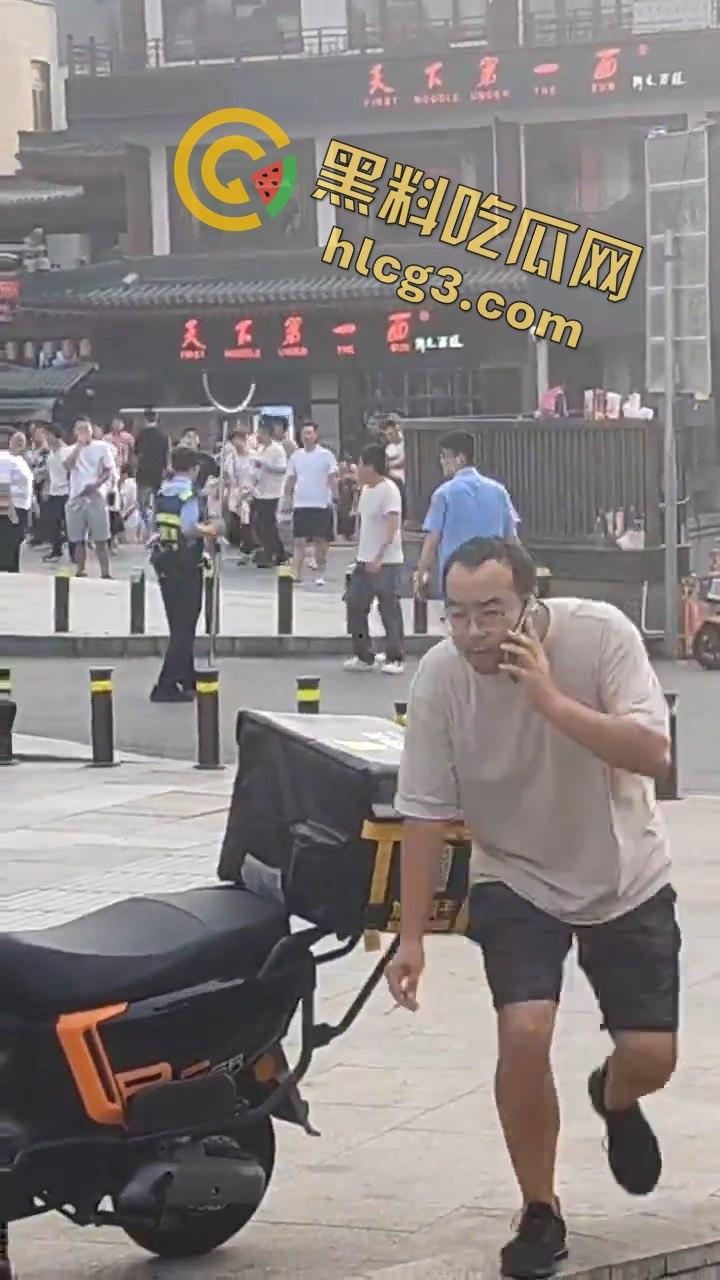 西安大雁塔景区菜刀小伙与警察激烈交火,惊心动魄现场引爆网络!-8