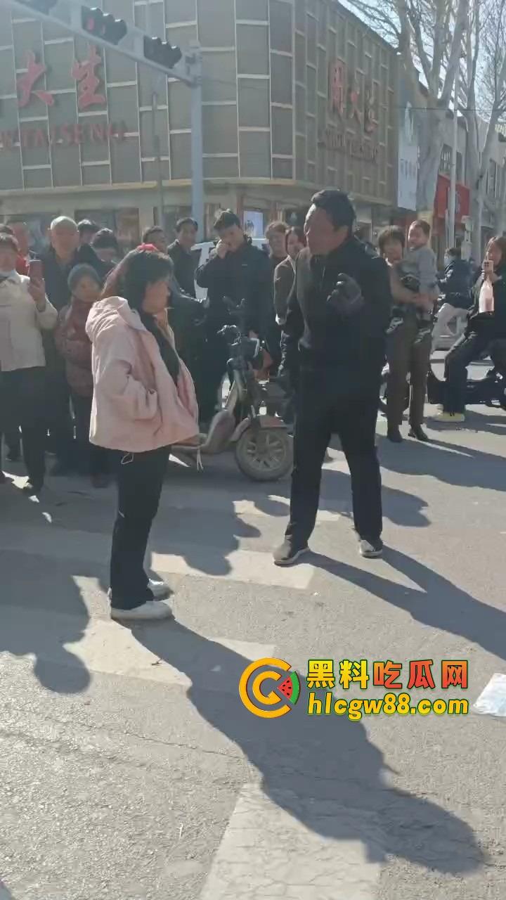 河北邯郸老实人媳妇在家聊骚撩汉,老公打工买套结果给别的男人用,气到街头崩溃大吼我真是笑话!-2