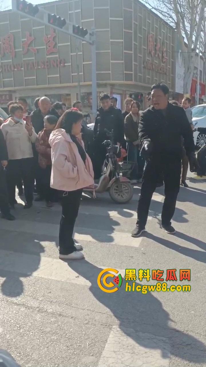 河北邯郸老实人媳妇在家聊骚撩汉,老公打工买套结果给别的男人用,气到街头崩溃大吼我真是笑话!-3