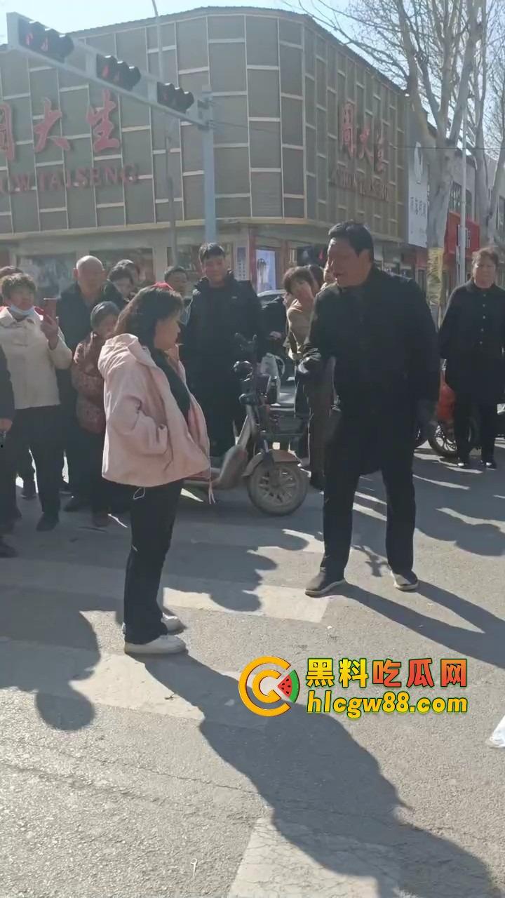 河北邯郸老实人媳妇在家聊骚撩汉,老公打工买套结果给别的男人用,气到街头崩溃大吼我真是笑话!-4