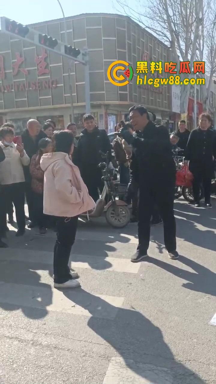 河北邯郸老实人媳妇在家聊骚撩汉,老公打工买套结果给别的男人用,气到街头崩溃大吼我真是笑话!-5