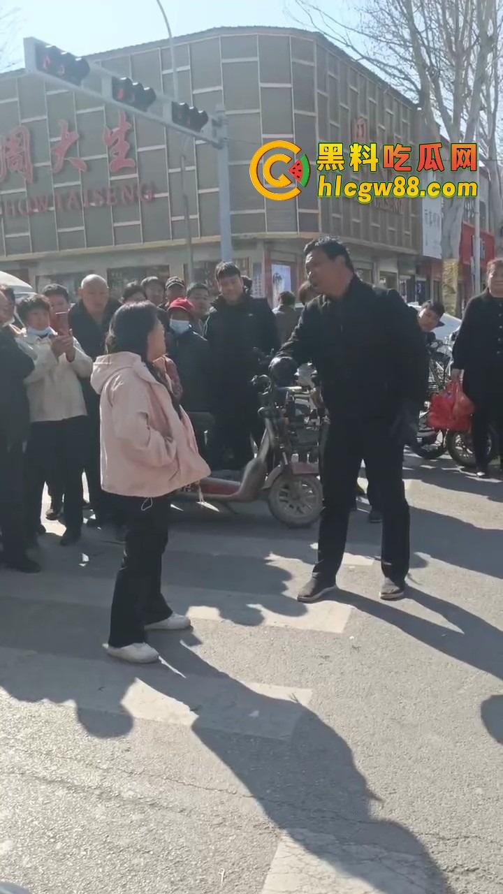 河北邯郸老实人媳妇在家聊骚撩汉,老公打工买套结果给别的男人用,气到街头崩溃大吼我真是笑话!-6