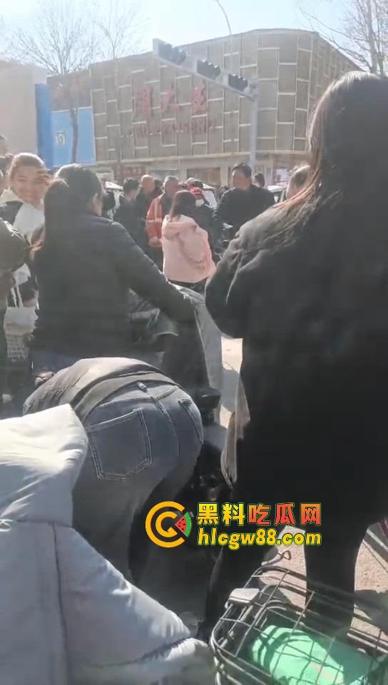 河北邯郸老实人媳妇在家聊骚撩汉,老公打工买套结果给别的男人用,气到街头崩溃大吼我真是笑话!-7