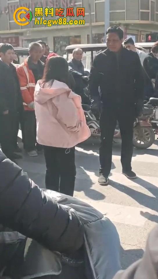 河北邯郸老实人媳妇在家聊骚撩汉,老公打工买套结果给别的男人用,气到街头崩溃大吼我真是笑话!-8