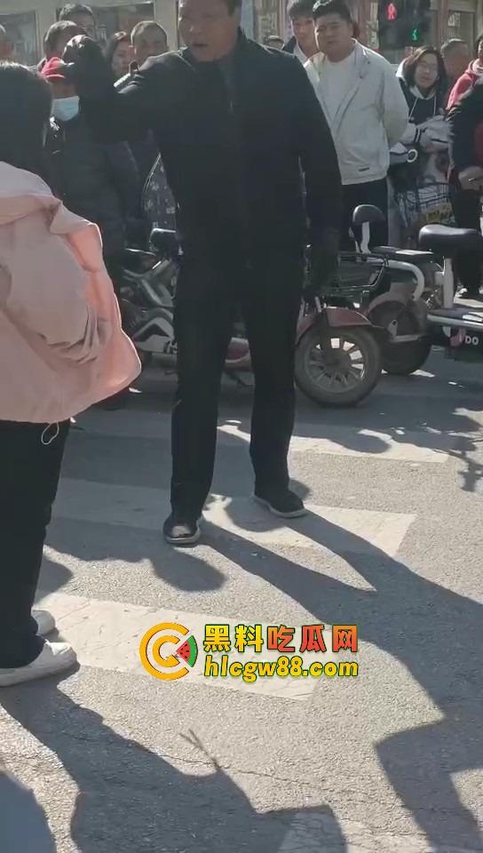 河北邯郸老实人媳妇在家聊骚撩汉,老公打工买套结果给别的男人用,气到街头崩溃大吼我真是笑话!-9