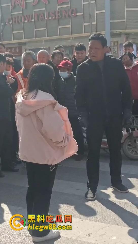 河北邯郸老实人媳妇在家聊骚撩汉,老公打工买套结果给别的男人用,气到街头崩溃大吼我真是笑话!-10