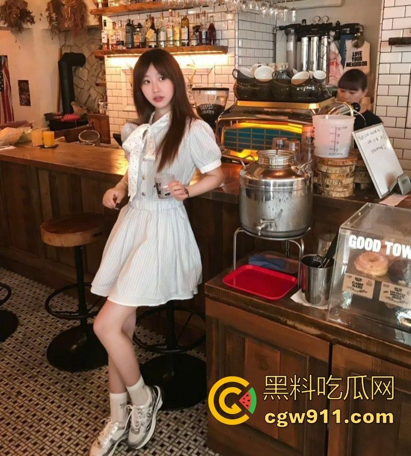 英国留学生【张慧敏】约炮视频曝光,黑丝美腿极品身材,按头口交无套后入猛操,反差魅力炸裂!-6