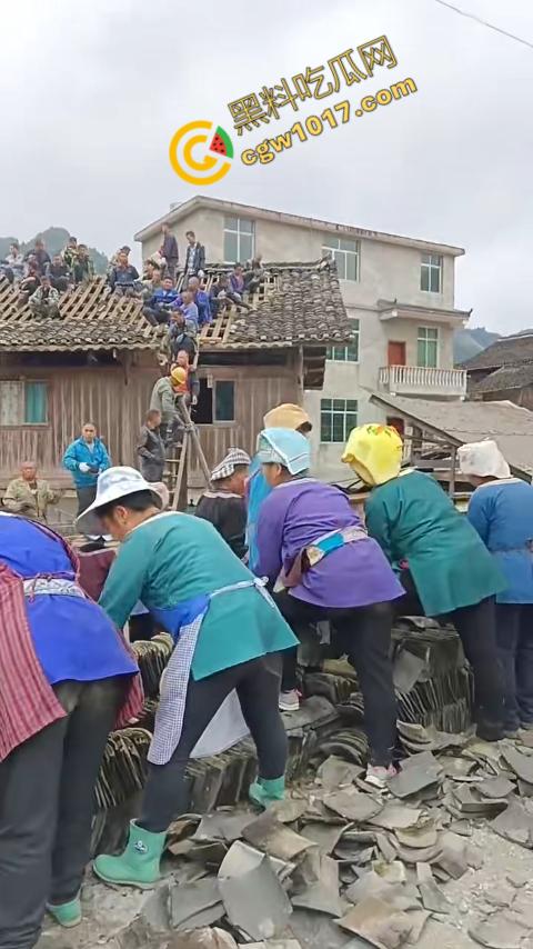 贵州黔东南搬家视频火爆全网,众人合力将房屋搬走,离谱骚操作看呆网友,直呼这才是真正的“搬家”!-1