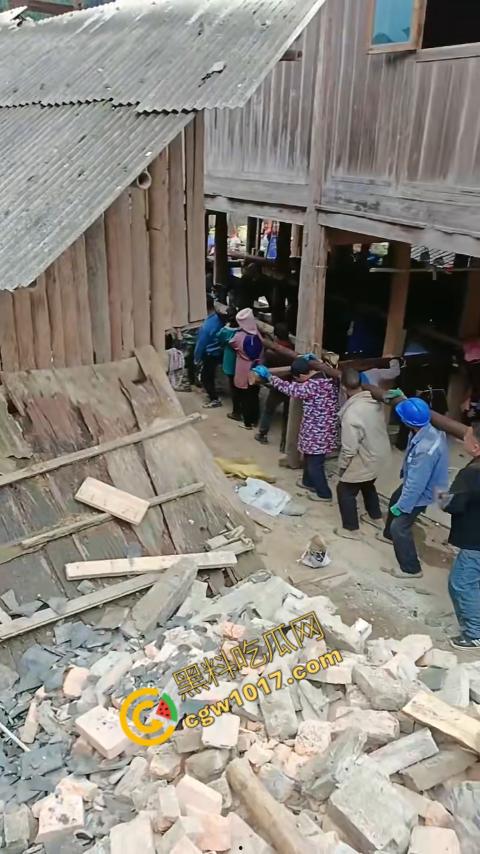 贵州黔东南搬家视频火爆全网,众人合力将房屋搬走,离谱骚操作看呆网友,直呼这才是真正的“搬家”!-5