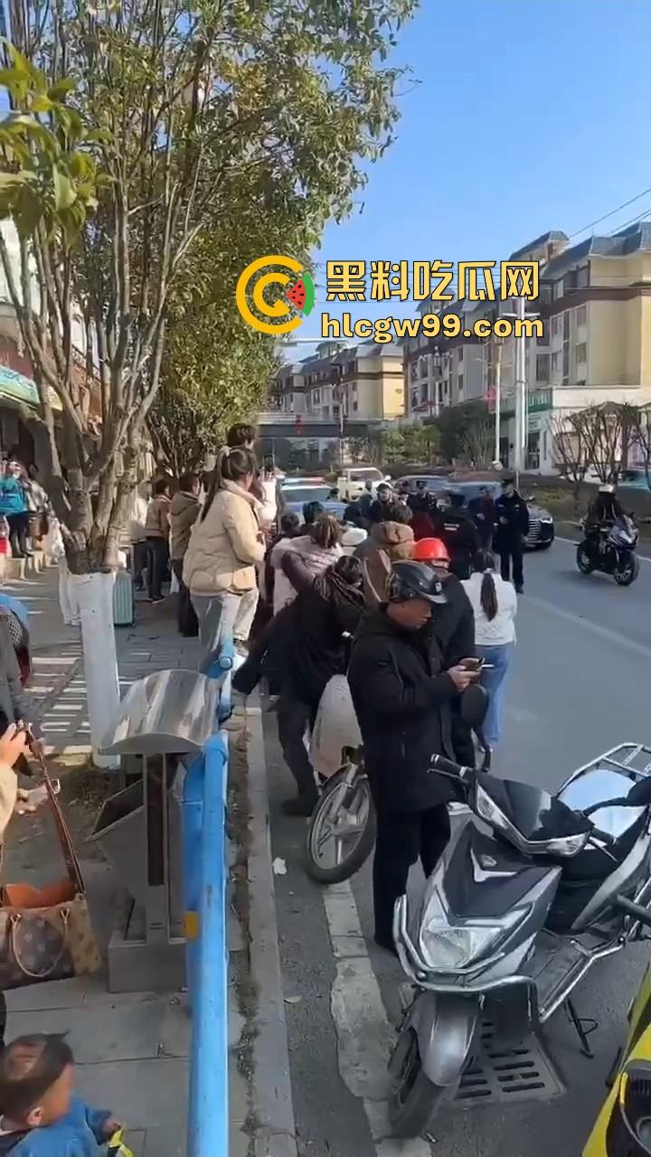 年度最贵抓奸现场,贵州紫云红衣女子怒砸宝马,原配没资格坐车?小三凭啥坐?直接砸烂让谁都别想坐!-9