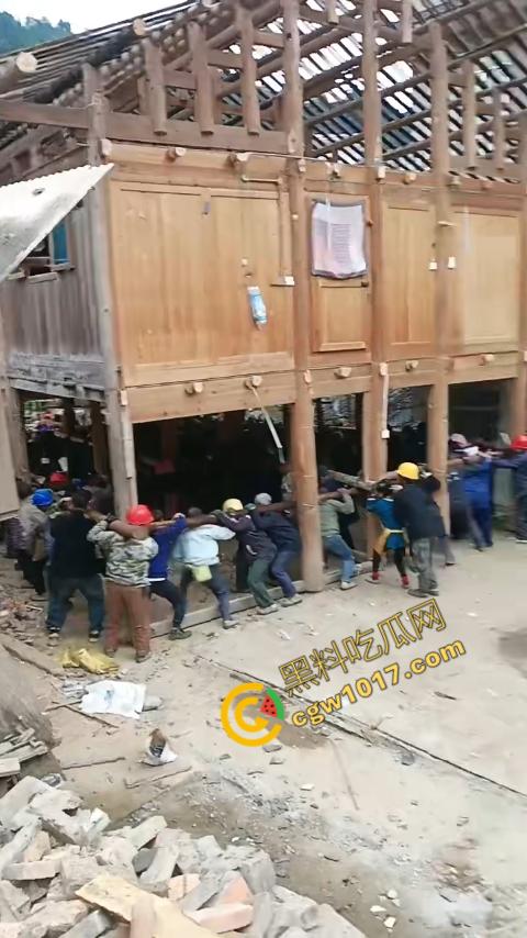 贵州黔东南搬家视频火爆全网,众人合力将房屋搬走,离谱骚操作看呆网友,直呼这才是真正的“搬家”!-7