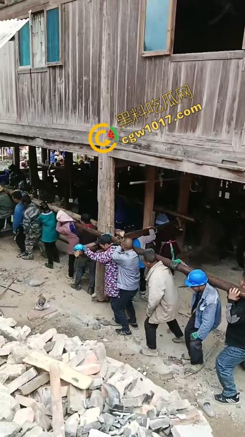 贵州黔东南搬家视频火爆全网,众人合力将房屋搬走,离谱骚操作看呆网友,直呼这才是真正的“搬家”!-8